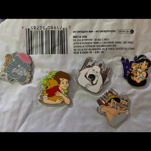 Mystery set 5 Walt Disney huggable pins pooh dumbo